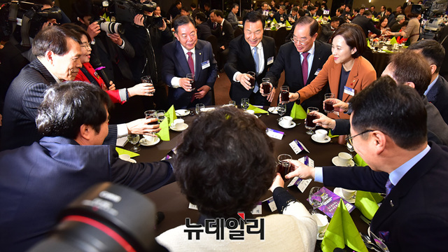 ▲ 8일 오전 서울 세종문화회관에서 열린 2020년 교육계 신년교례회에서 하윤수 한국교총 회장을 비롯한 유은혜 부총리 겸 교육부장관 등이 건배하고 있다. ⓒ정상윤 기자