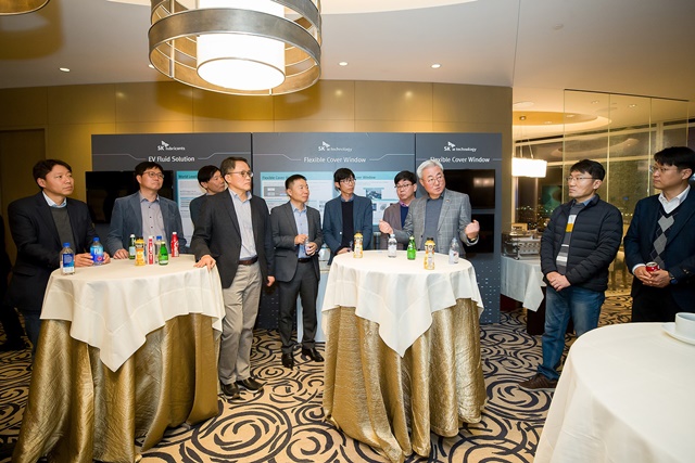 ▲ 김준 총괄사장(우측 세 번째)을 비롯한 SK이노베이션 경영진들이 CES 현장에서 미래 E-모빌리티 산업에서의 성장 방안을 찾기 위한 전략회의를 개최했다. ⓒSK이노베이션