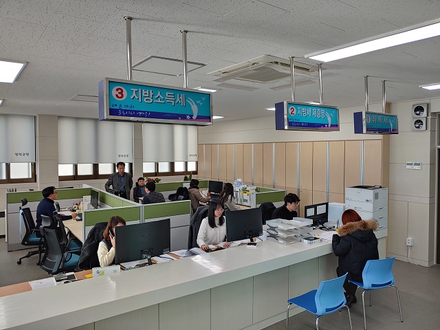 ▲ 영덕군은 사무공간 협소로 세무민원 응대에 어려움 해결과 세정부서가 나눠져 업무연계성이 떨어진 세무행정호율 개선을 위해 지방세 통합민원실을 올 1월부터 운영한다.ⓒ영덕군