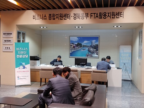 ▲ 포항상공회의소(회장 김재동)는 8일 비즈니스종합지원센터에서 대구·경북중소벤처기업청 이종규 경영지도사, 황정석 공인노무사를 초청해 '비즈니스지원단 전문상담'을 실시했다.ⓒ포항상공회의소