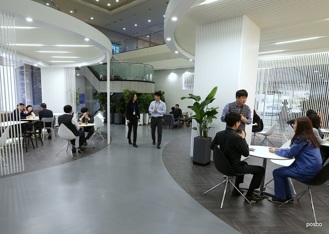 ▲ 본사 1층에 위치한 '사랑방'을 찾은 포스코 직원과 방문객들이 자유롭게 담소를 나누고 있다.ⓒ포항제철소