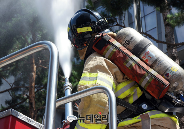 ▲ 화재 진압하는 소방관.ⓒ뉴데일리 대구·경부본부 DB