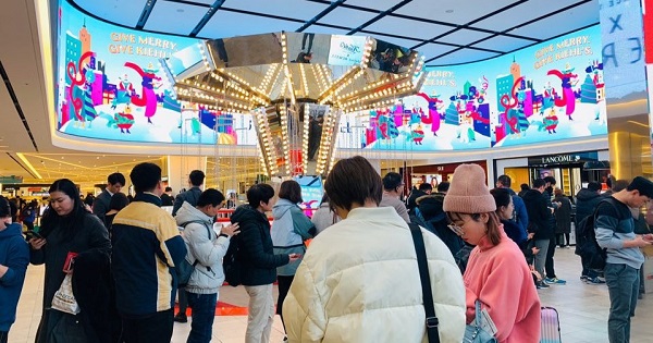 ▲ 지난 8일 서울 중구 소공동 신세계면세점 명동점에서 중국인 단체 관광객이 쇼핑을 즐기고 있다.ⓒ신세계면세점