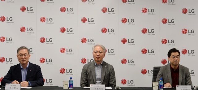 ▲ (가운데) 권봉석 LG전자 사장. ⓒLG전자