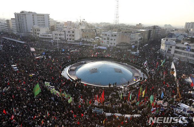 ▲ 56명의 사망자를 낸 솔레이마니 장례식. 이런 군중의 분노를 달래려면 미국을 일단 때리는 수밖에 없다. ⓒ뉴시스. 무단전재 및 재배포 금지.