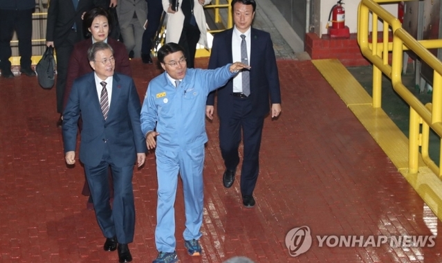 ▲ 문재인 대통령이 9일 포항 포스코 스마트공장에서 최정우 회장의 안내를 받고 있다.ⓒ연합뉴스
