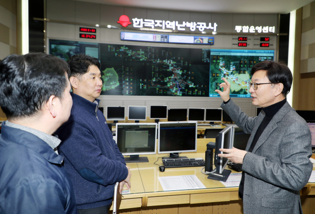 ▲ 통합운영센터를 찾은 황창화 사장이 안전검증을 실시하고 있다 ⓒ한국지역난방공사 제공