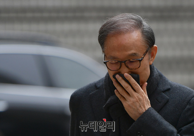 ▲ 이명박 전 대통령이 8일 오후 서울고법 형사1부(정준영 부장판사 심리로 열린 자신의 항소심 결심공판에 출석하고 있다. ⓒ정상윤 기자