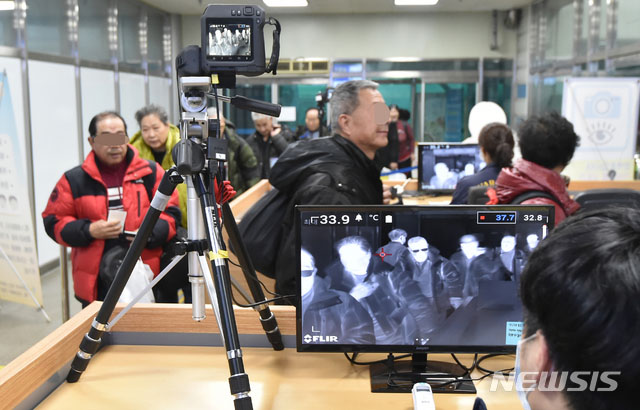 ▲ 중국발 원인불명 폐렴과 같은 증상을 보이는 중국인이 발견돼 격리치료를 받는 가운데 경기 평택항에서는 중국에서 입국하는 사람들에 대한 검역을 강화했다. ⓒ뉴시스. 무단전재 및 재배포 금지.