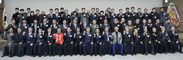 ▲ 충북대총동문회는 9일 법학전문대학원에서 신년회를 가진뒤 기념촬영을 하고 있다.ⓒ충북대
