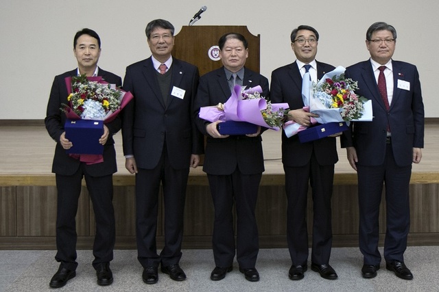 ▲ 충북대총동문회 신년회에서 염기동 농협충북본부장 등 4명이 축하패를 받았다.ⓒ충북대