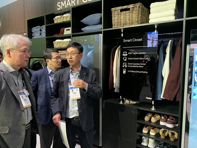 ▲ 하이얼 부스에 전시된 의류관리기를 살펴보는 권봉석 LG전자 사장. ⓒ이성진 기자