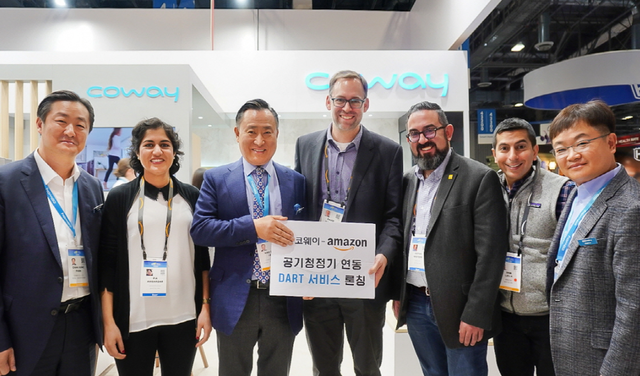 ▲ 이해선 코웨이 총괄사장(왼쪽 세 번째)와 데이빗 잭슨(David Jackson, 왼쪽 네 번째) 아마존 Dash Replenishment 사업부 부서장이 기념 사진을 촬영하고 있다. ⓒ 웅진코웨이