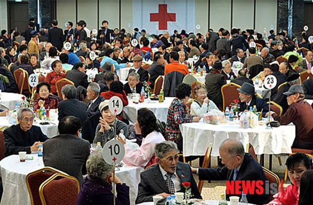 ▲ 2014년 2월 금강산에서 열렸던 이산가족 상봉행사. 일각에서는 북한 관광비자로 방북하는 것을 허용하면 그 첫 대상이 이산가족이 될 것이라고 주장한다. ⓒ뉴시스. 무단전재 및 재배포 금지.