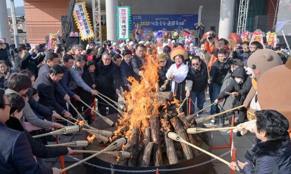 ▲ ‘2020 겨울공주 군밤축제’가 알밤의 고장 충남 공주에서 10일 개막식을 가졌다.ⓒ공주시