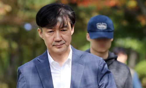 ▲ 서울시교육청이 조국 전 법무부 장관 아들 조모(24)씨의 '한영외고 허위 출석 인정' 의혹에 대해 ‘교사의 단순 실수’라고 결론 내렸다. 사진은 조국 전 법무부 장관이 부인 정경심 교수의 접견을 마치고 아들과 의왕시 서울 구치소를 나서고 있는 모습. ⓒ연합뉴스