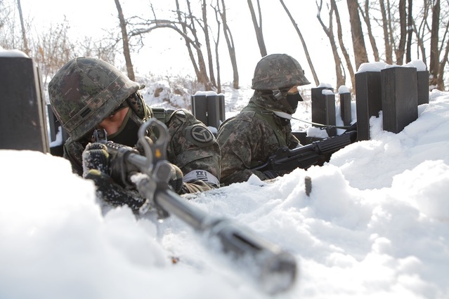 ▲ 육군37단은 오는 13~17일 충북도내 전역에서 동계 전투준비훈련을 실시한다. 육군 37사단 장병들이 경계를 서고 있다.ⓒ육군37사단