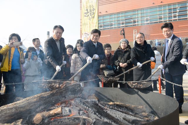 ▲ 이춘희 세종시장과 김정섭 공주시장 일행이 10일 정책간담회를 마치고 ‘2020 겨울공주 군밤축제’ 개막식에 함께 참석해 축제의 성공 개최를 기원하며 우호를 다지는 시간을 가진 가운데 이 자리에는 자유한국당 정진석 지역구 국회의원이 함께했다.ⓒ세종시