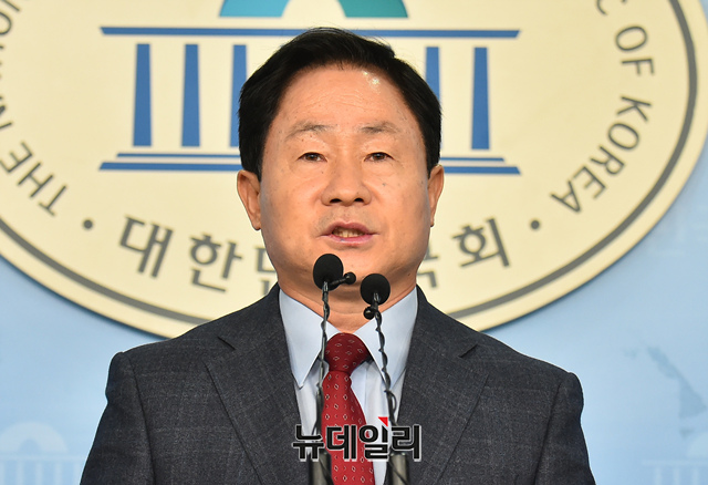 ▲ 주광덕 자유한국당 의원이 10일 오전 국회 정론관에서 기자회견을 갖고 윤석열 검찰총장의 핵심 측근을 대거 좌천시킨 추미애 법무부 장관의 검찰 인사를 비판하고 있다. ⓒ이종현 기자