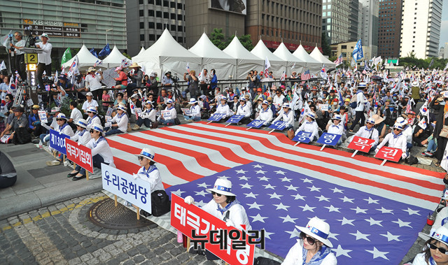 ▲ 태극기집회에서 박근혜 전 대통령 탄핵무효와 복권을 외치는 우리공화당원들ⓒ뉴데일리DB