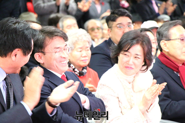 ▲ 정상환 예비후보 내외가 축하공연을 보며 즐거워 하고 있다.ⓒ뉴데일리