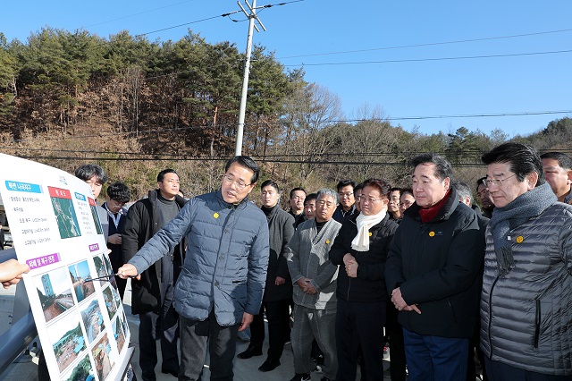 ▲ 이낙연 국무총리가 지난 11일 울진 태풍 ‘미탁’ 복구 현장 방문했다.ⓒ울진군