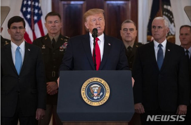 ▲ 도널드 트럼프 미국 대통령이 폭스뉴스 '잉그러햄 앵글'에 출연해 중동 파병 문제를 얘기하던 중 