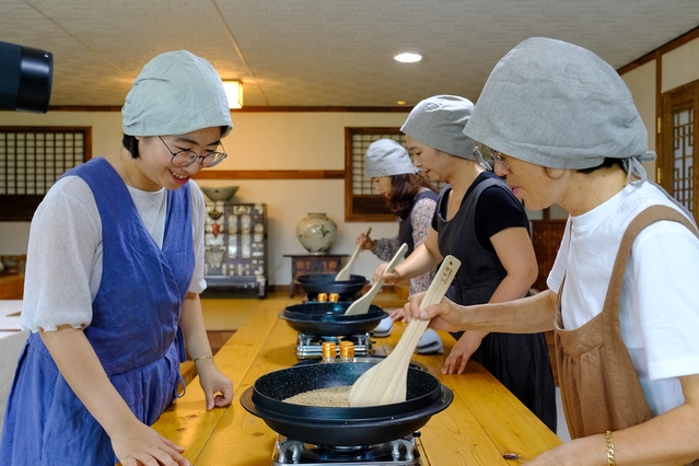 ▲ 경북도는 2020년 민선7기에 들어서며 지역을 살리는 관광산업 활성화에 전력질주를 하고 있다. 사진은 예천 장유원영농조합법인의 내손으로 만들고 맛보는 건강한체험.ⓒ경북도