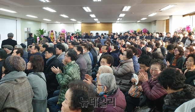 ▲ 이날 개소식에는 추운 날씨속에서도 1천명 이상의 지역 유권자와 권 예비후보 지지자들이 참석해 열띤 분위기 속에서 열렸다.ⓒ뉴데일리