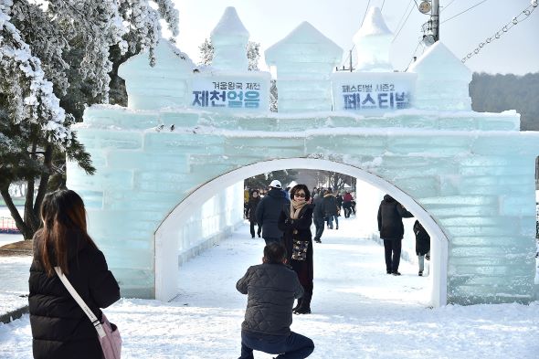 ▲ 나들이하기 좋은 겨울 주말, 겨울을 즐기고 싶은 전국의 여행객들이 얼음 페스티벌이 본격적으로 시작된 충북 제천으로 지난 11일 하루에만 12만명의 관광객이 몰려 인산인해를 이루며 흥행몰이에 성공한 가운데 관광객들이 기념사진을 찍기에 분주한 모습이다.ⓒ제천시