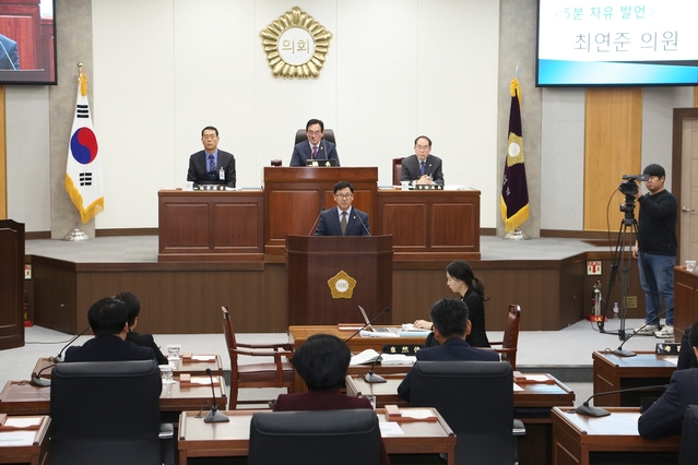 ▲ 최연준 의원은 지난 10일 ‘5분 자유발언’에 나서 “자동차 사고로 인한 사상자도 계속 증가하고, 도로교통공단에서 매년 공표하는 교통안전지수가 D등급을 받고 있다”고 지적했다.ⓒ칠곡군의회