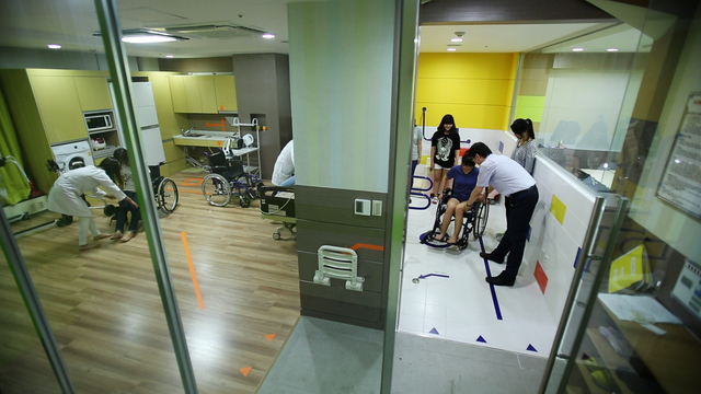 ▲ 업치료사 국가고시에서 3년 연속 100% 합격률을 달성한 대구보건대학교 작업치료과 실습장면.ⓒ대구보건대