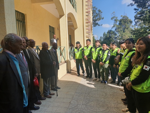 ▲ 계명대 에티오피아 국외봉사단이 한국전 참전 기념공원을 방문해 생존하고 있는 참전 용사들에게 감사의 인사를 나누고 있다.ⓒ계명대