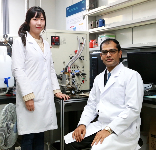 ▲ DGIST 에너지공학전공 상가라쥬 샨무감 교수(우)와 에너지공학전공 현수연 박사과정생.ⓒDGIST