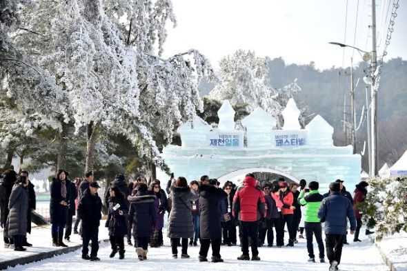 ▲ 최근 포근했던 날씨로 인한 관광객들의 감소를 우려했던 충북 제천 겨울축제가 예상과 달리 흥행에 성공했다.
제천시는 지난 11일 제천얼음축제에 7만 명이 방문하는 등 겨울왕국 제천페스티벌에 12만 명이 다녀가며 하루 최다 방문객 신기록을 세웠다고 밝혔다.ⓒ제천시