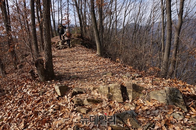 ▲ 자드락길 6코스인 경관조망길(괴곡성벽길)은 어린아이들도 오를 수 있을 정도로 산길이 험하지 않다.ⓒ김정원 기자