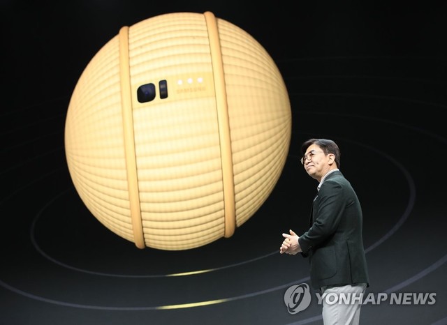 ▲ CES 2020 기조연설에서 삼성전자 소비자가전(CE) 부문장 김현석 사장이 지능형 컴퍼니언(Companion·동반자) 로봇 '볼리'(Ballie)를 소개하고 있다.ⓒ연합뉴스