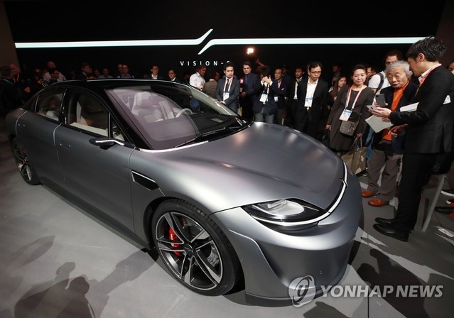 ▲ 세계 최대 가전·정보기술(IT) 전시회 'CES(Consumer Electronics Show) 2020'가 개막한 7일(현지시간) 미국 네바다주 라스베이거스 컨벤션센터 소니 부스에 자율주행 전기차 시제품 'VISION-S'가 전시되어 있다. ⓒ연합뉴스