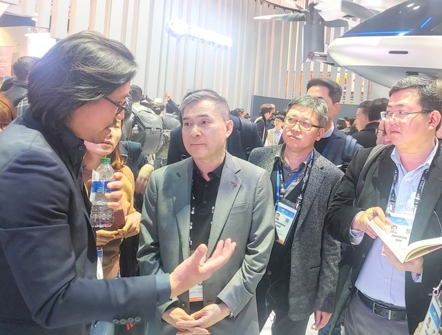 ▲ 하현회 LG유플러스 부회장(왼쪽 두번째)이 미국 라스베이거스에서 열린 'CES 2020'에서 현대자동차 부스를 방문해 UAM(도심항공모빌리티)에 대한 설명을 듣는 모습. ⓒLG유플러스