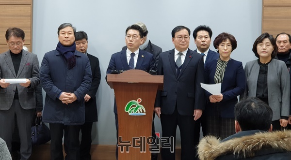 ▲ ‘더불어민주당 청주시 서원 핵심당원 일동’이라고 밝힌 일부 당직자들은 13일 충북도청 브리핑룸에서 기자회견을 열어 ‘이번 총선 승리를 위해 청주시 서원구를 지켜내겠습니다’라는 제목의 기자회견문을 발표했다. 이날 회견에는 충북도의회 허창원 의원, 청주시의회 김기동·김용규·양영순·임은성·김영근·박용현 의원을 비롯한 당직자 10여 명이 참석했다.ⓒ박근주 기자