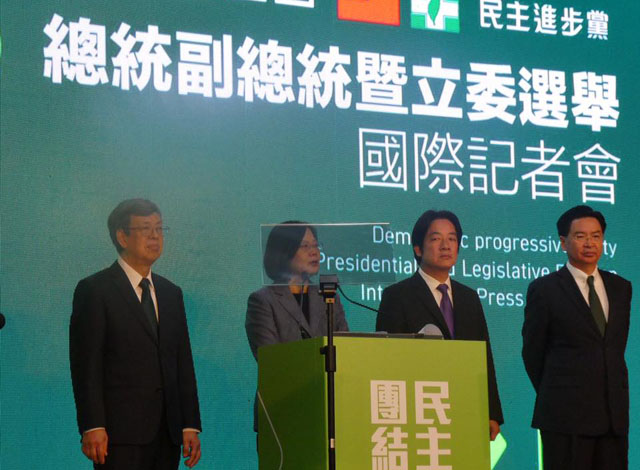 ▲ 당선확정 직후 민진당 당사 앞에서 국제기자회견을 갖는 차이잉원 총통과 라이칭더 (賴清德, 차이총통 오른쪽) 부총통 후보. ⓒ허동혁