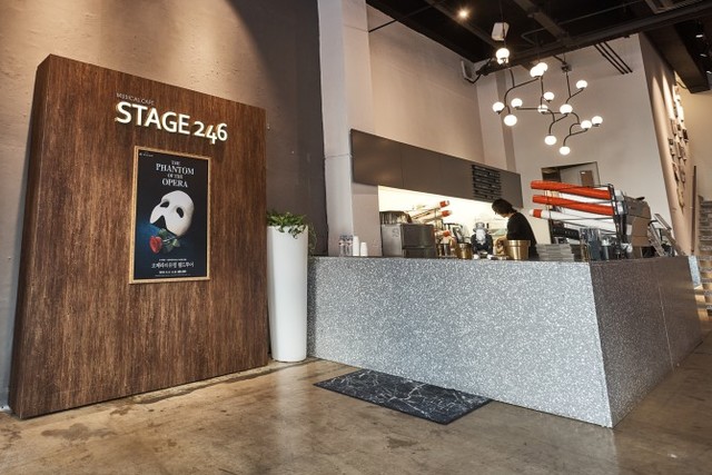 ▲ 뮤지컬을 테마로 한 카페 '스테이지246'의 내부 전경.ⓒ스테이지246 Photo by 이미지훈