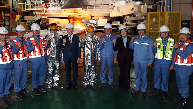 ▲ 문재인 대통령이 9일 '인공지능 용광로' 포항제철소 2고로를 방문해 기념촬영을 하고 있다.ⓒ포항제철소