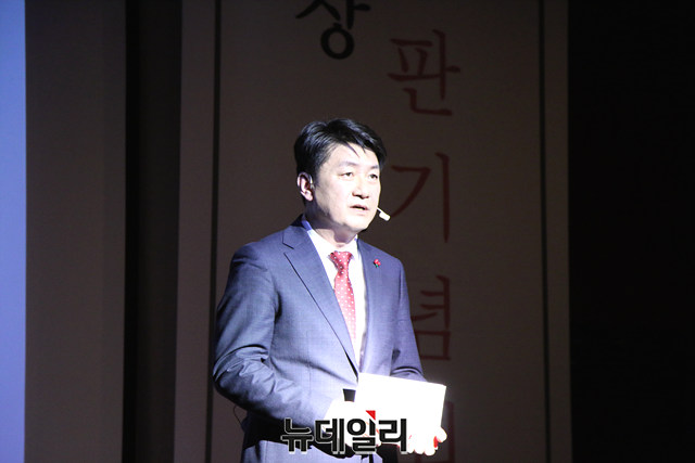 ▲ 장원용 예비후보가 13일 출판기념회를 연 가운데 행사장을 찾은 내빈들에게 감사 인사를 전하고 있다.ⓒ뉴데일리