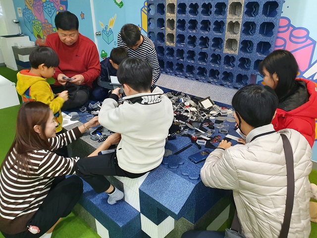 ▲ 월성원자력본부는 동경주지역 주민 및 자녀를 대상으로 '도전! 레고 만들기 챔피언 행사'를 시행했다.ⓒ월성본부