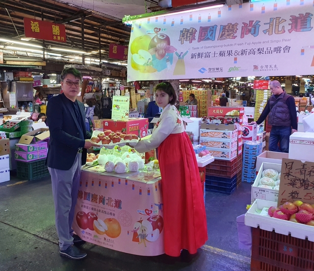 ▲ 첫 적용된 신형과일트레이상태를 점검하고 있는 김종수 경북도 농축산유통국장(왼쪽).ⓒ경북도