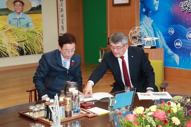 ▲ 김학동 예천군수(오른쪽)가 13일 경북도청에서 이철우 지사를 만나 올해 역점 추진사업의 당위성 및 시급성을 설명해 사업비가 반영될 수 있도록 건의했다.ⓒ예천군