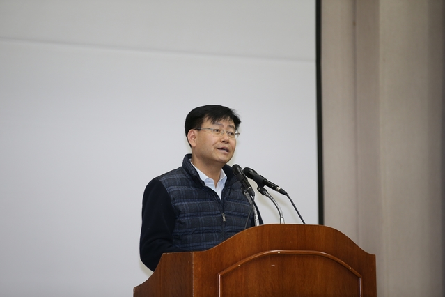 ▲ 김경규 농촌진흥청장이 13일 성주군 농업기술센터에서 실시하는 2020년 새해농업인실용교육 및 PLS 정착 현장을 찾아 인사말을 하고 있다.ⓒ성주군