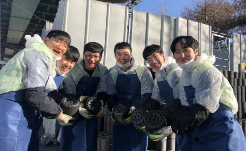 ▲ 지난 13일 현대엔지니어링 2020년도 신입사원들이 영등포 쪽방에 연탄 3000장을 배달하고 있다. ⓒ 현대엔지니어링