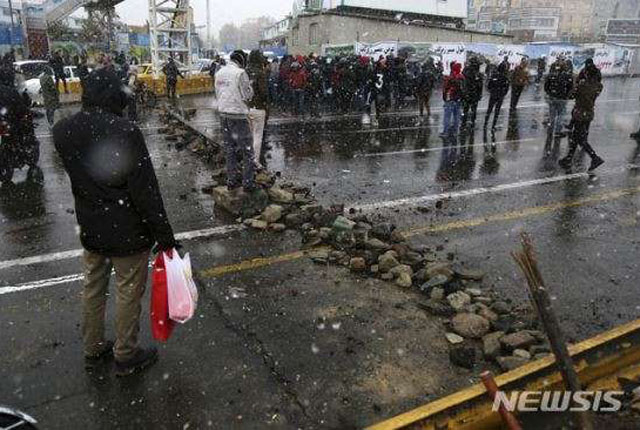 ▲ 지난해 11월 이란 테헤란에서 벌어진 반정부 시위 모습. 당시 이란 당국은 시위대에 총격을 가해 200여 명을 살해했다. ⓒ뉴시스 AP. 무단전재 및 재배포 금지.